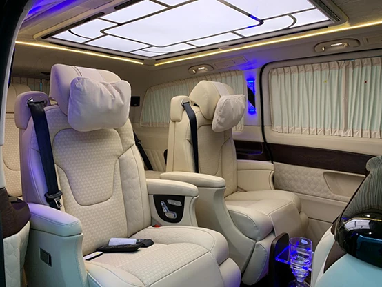 Personalizzazione degli interni dell'auto Mercedes-Benz V250