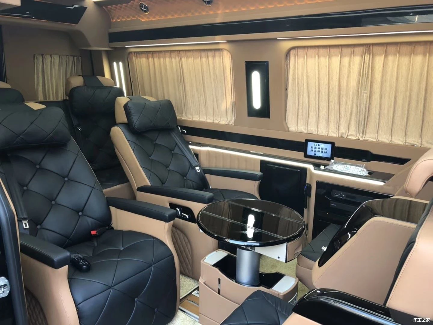 La custodia per la modifica degli interni dello Sprinter Mercedes-Benz è stat...