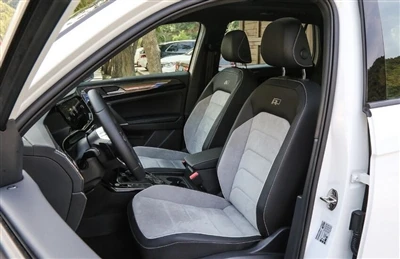 Perché i poggiatesta dei seggiolini auto si inclinano in avanti?