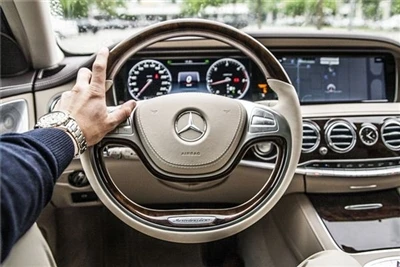 Come controllare correttamente il volante durante la guida?