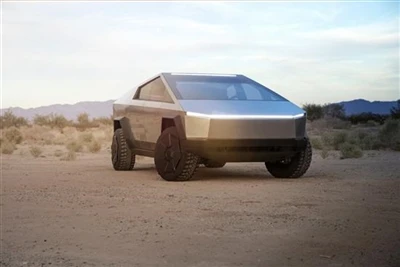 Il Cybertruck Tesla è stato preso a calci e la porta non era deformata.