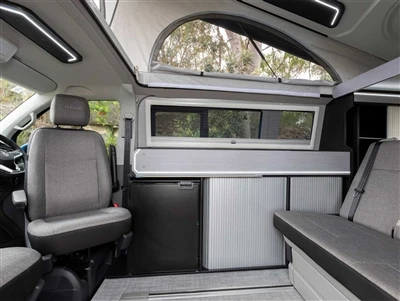 L'auto modificata Volkswagen T6 per l'arrampicata in montagna e il campeggio ...